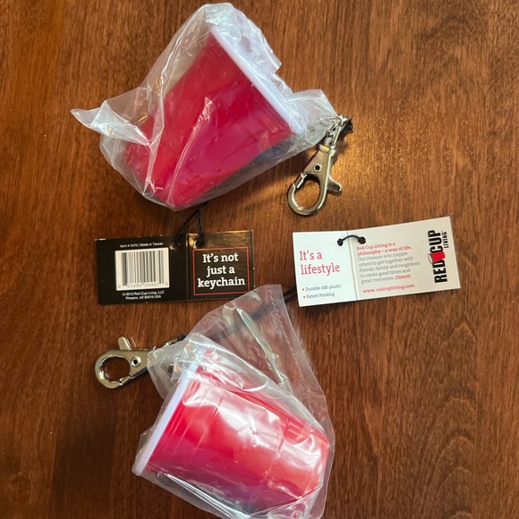 2/$15💙 2 Red Cup Keychains!  NWT - Picture 1 of 3